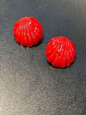 Vintage Red Shell-Shaped Pierced Earrings- E4